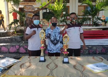 Ketua PGRI Flores Timur Sambangi SMPN 3 Wulanggitang, Serahkan Hadiah Kejuaraan Lomba Menulis Feature