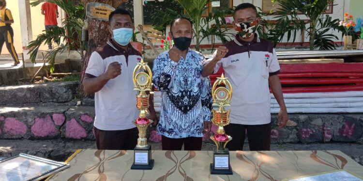 Ketua PGRI Flores Timur Sambangi SMPN 3 Wulanggitang, Serahkan Hadiah Kejuaraan Lomba Menulis Feature