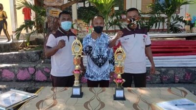 Ketua PGRI Flores Timur Sambangi SMPN 3 Wulanggitang, Serahkan Hadiah Kejuaraan Lomba Menulis Feature