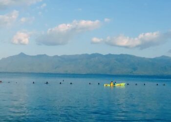 Peringati HUT RI, Pemuda Pelajar Mahasiswa Flotim Kibar Merah Putih di Dasar Laut