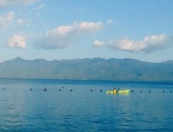 Peringati HUT RI, Pemuda Pelajar Mahasiswa Flotim Kibar Merah Putih di Dasar Laut