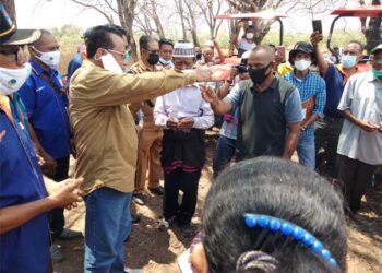 Petani Empat Desa di Lembata Terima Bantuan 8 Unit Alsintan dari Sulaiman Hamzah