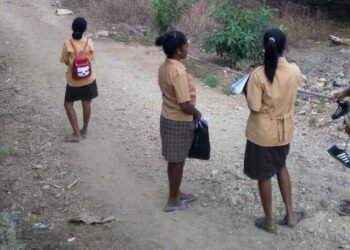 Basira, Ujung Utara Flores, Catatan Perjalanan (2) Anak Sekolah Tenteng Sepatu ke Sekolah…