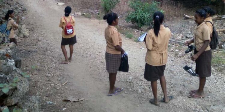 Basira, Ujung Utara Flores, Catatan Perjalanan (2) Anak Sekolah Tenteng Sepatu ke Sekolah…