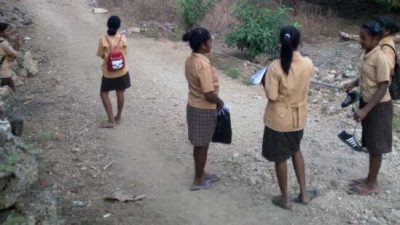 Basira, Ujung Utara Flores, Catatan Perjalanan (2) Anak Sekolah Tenteng Sepatu ke Sekolah…