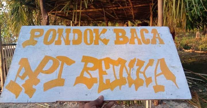 Mahasiswa API Reinha Rosasi Kupang dan OMK Stasi Babolak Bangun Pondok Baca