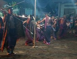 Wabup  Agus Boli dan Ribuan Masyarakat Menari Massal Hedung di Desa Pepak Geka, Adonara