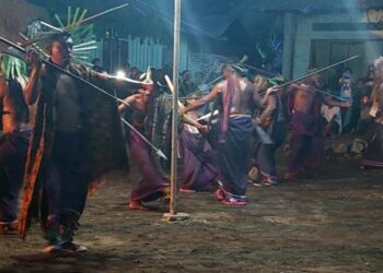 Wabup  Agus Boli dan Ribuan Masyarakat Menari Massal Hedung di Desa Pepak Geka, Adonara