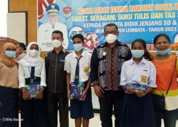 Bupati Thomas Ola Serahkan Bantuan Perlengkapan Sekolah untuk Siswa SD dan SMP