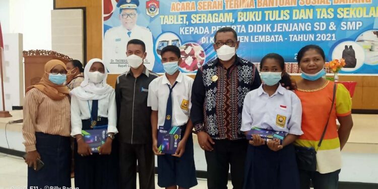 Bupati Thomas Ola Serahkan Bantuan Perlengkapan Sekolah untuk Siswa SD dan SMP