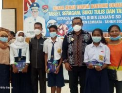 Bupati Thomas Ola Serahkan Bantuan Perlengkapan Sekolah untuk Siswa SD dan SMP