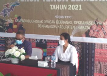 Anak-anak Perempuan Putus Sekolah Belajar Tenun Ikat