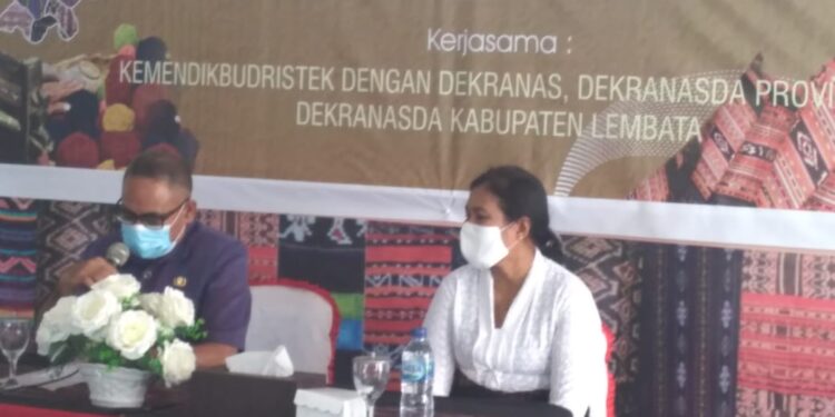 Anak-anak Perempuan Putus Sekolah Belajar Tenun Ikat