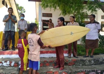 Manfaatkan Potensi Pantai Rako, Spentig Hewa Jadikan Selancar Sebagai Kegiatan Ekstrakurikuler