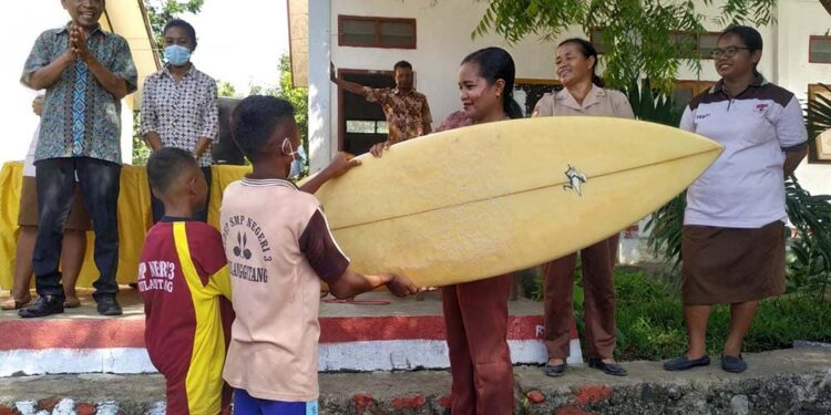 Manfaatkan Potensi Pantai Rako, Spentig Hewa Jadikan Selancar Sebagai Kegiatan Ekstrakurikuler