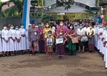 Raja Larantuka Terima Peserta Munas ‘Sahabar Monsigneur Gabriel Manek’ Secara Adat