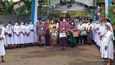 Raja Larantuka Terima Peserta Munas ‘Sahabar Monsigneur Gabriel Manek’ Secara Adat