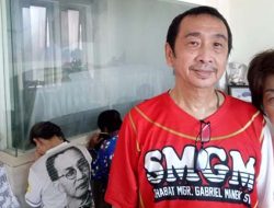 Edy Tjoa Buang Tongkat Setelah Doa di Kapel Monsigneur Gabriel Manek