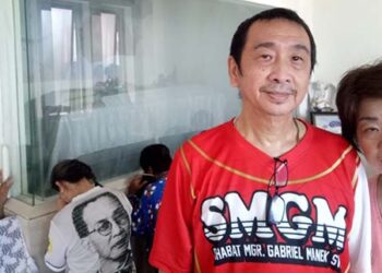 Edy Tjoa Buang Tongkat Setelah Doa di Kapel Monsigneur Gabriel Manek