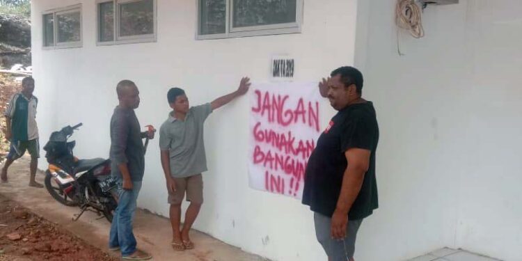 Warga Palang ‘Rumah Sakit’ Balauring dan Wairiang; Pemda Belum Cairkan Uang Kontraktor