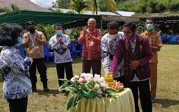 PGRI Wulanggitang Gelar Upacara HGN dan HUT ke-76 PGRI di SMA Gelekat Lewo