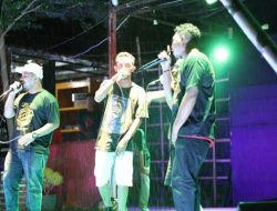 Dukung Festival Teater Adonara, HLF Hibur Penonton di Bawah Guyuran Hujan