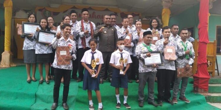 PGRI Flotim Beri Penghargaan Kepada Tim Digitalisasi, Maksi Masan : Masih Minim Apresiasi Atas Prestasi