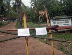 Keluarga Mahmud Rempe Segel Puskesmas Wairiang dan SMKN Buyasuri