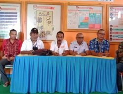 Staf KPU Lembata dan Siswa SMK Witihama Belajar Tulis Berita