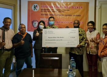Guru dan Siswa SMARD Lembata Dapat Dana  dari Yayasan MDRT – USA