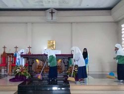 Siswa Siswi MTS Negeri 2 Lembata Bersihkan Gereja Paroki Kristus Raja Wangatoa