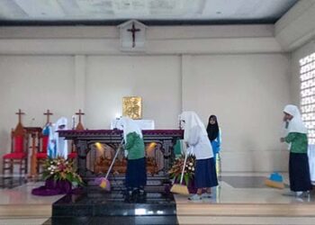 Siswa Siswi MTS Negeri 2 Lembata Bersihkan Gereja Paroki Kristus Raja Wangatoa