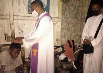 Rabu Abu di PKRW, RD Kristo Soge Datangi Difable, Beri Abu dan Komuni