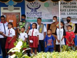 Gagas GEMUK SD, Wabup Flotim Serahkan Beasiswa dari Gajinya untuk 500 Anak di Flores Timur
