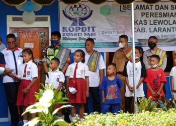 Gagas GEMUK SD, Wabup Flotim Serahkan Beasiswa dari Gajinya untuk 500 Anak di Flores Timur