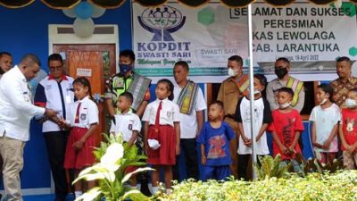 Gagas GEMUK SD, Wabup Flotim Serahkan Beasiswa dari Gajinya untuk 500 Anak di Flores Timur