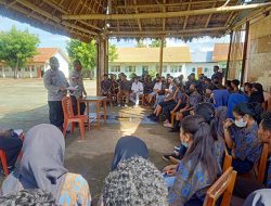 Kapolsek dan Babinsa Bekali Polsis SMAN 1 Nagawutung