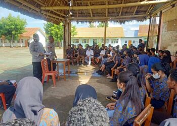 Kapolsek dan Babinsa Bekali Polsis SMAN 1 Nagawutung