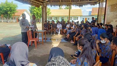 Kapolsek dan Babinsa Bekali Polsis SMAN 1 Nagawutung