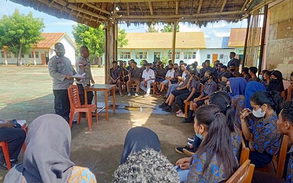 Kapolsek dan Babinsa Bekali Polsis SMAN 1 Nagawutung