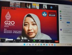 Guru dari Jawa Timur, Ninik Wijiningsi Perkenalkan Math City Map kepada Guru Flores Timur