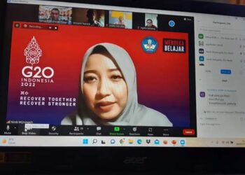 Guru dari Jawa Timur, Ninik Wijiningsi Perkenalkan Math City Map kepada Guru Flores Timur