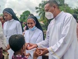 Paroki Wangatoa Peduli Stunting, Bagi-Bagi Telur Paskah