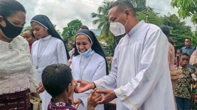 Paroki Wangatoa Peduli Stunting, Bagi-Bagi Telur Paskah