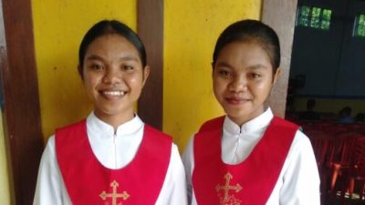 Dua Anak Kembar Bikin Umat Menangis di Gereja Katolik Loang