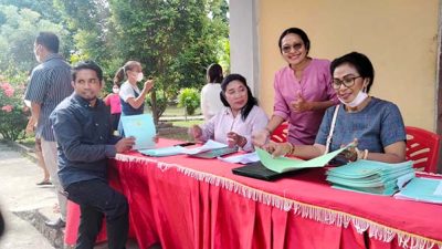 Kantor Pertanahan Lembata Bagi Sertifikat Tanah di Gereja Wangatoa, 1007 Sertifikat Tanah Tertunggak