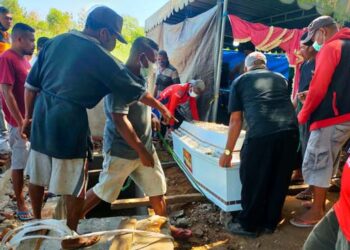 Kubur Almarhum Dibongkar, Jenazah Albertus Ali Buran Diautopsi Dokter dari Polda NTT