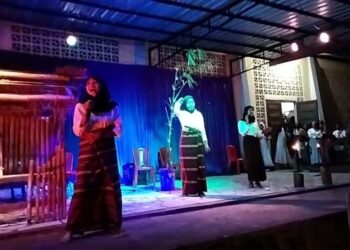 Trio Berjilbab Senandungkan ‘Deen Assalam’ di Panggung Konser Amal OMK Paroki Wangatoa