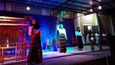 Trio Berjilbab Senandungkan ‘Deen Assalam’ di Panggung Konser Amal OMK Paroki Wangatoa