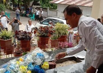 Penjabat Bupati Flotim Nyekar ke Makam Frans Lebu Raya, Doris Alexander Rihi : Pulau Adonara Luar Biasa